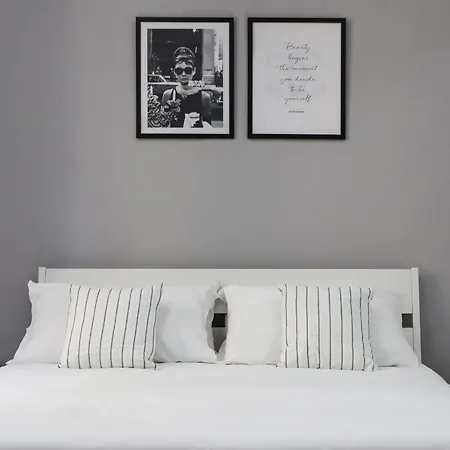 Modern At Piazza Del Gesu' By Wonderful Italy Apartman